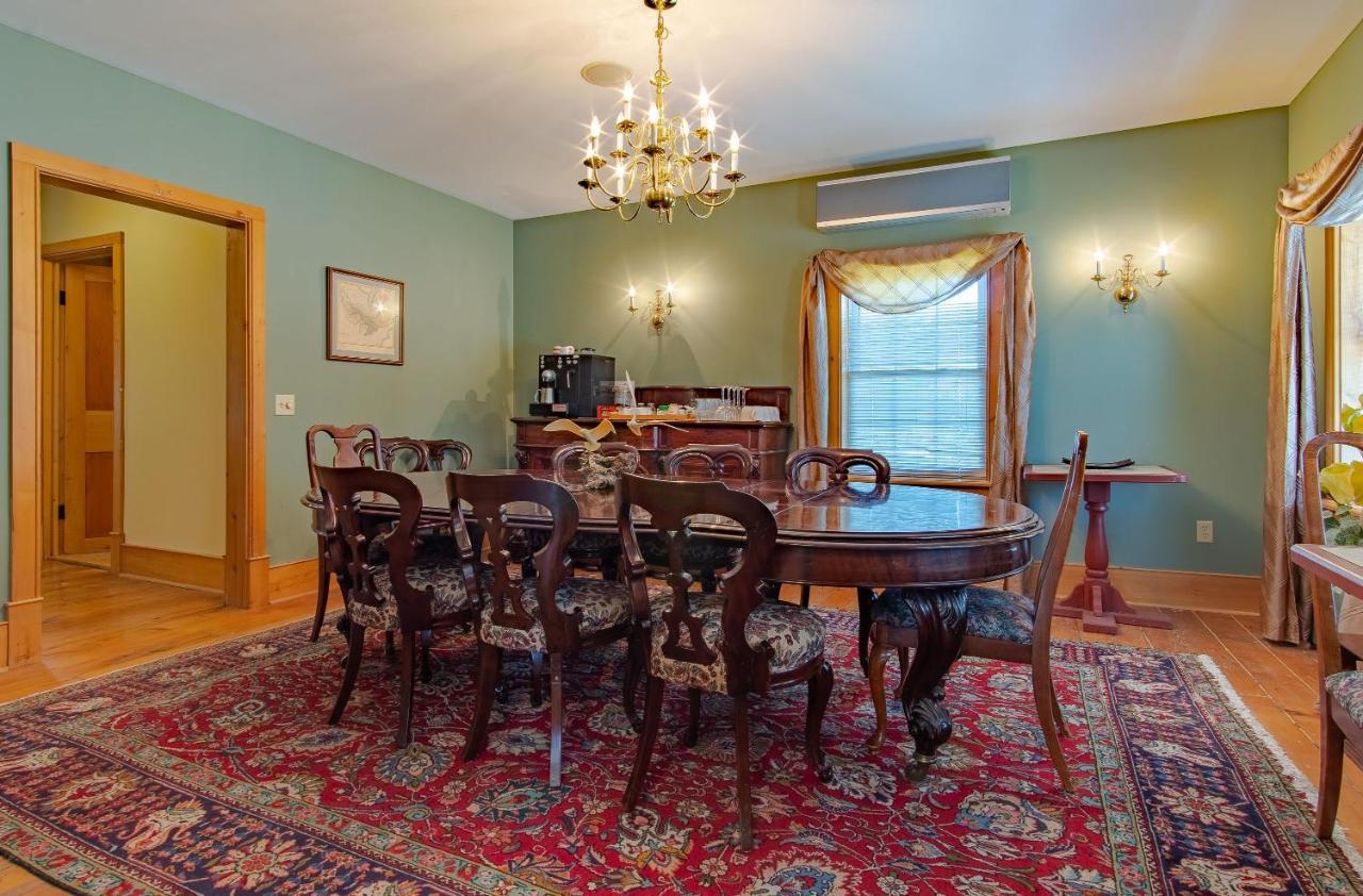 Campbellford Emilyville Inn מראה חיצוני תמונה